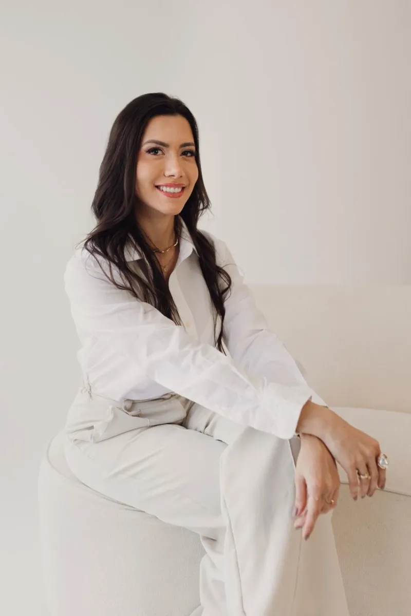 Dra. Paola Nogueira no consultório