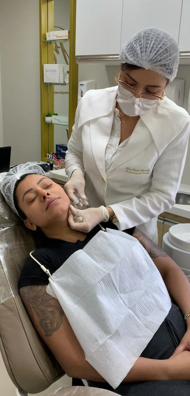 Dra. Paola aplicando bioestimulador de colágeno