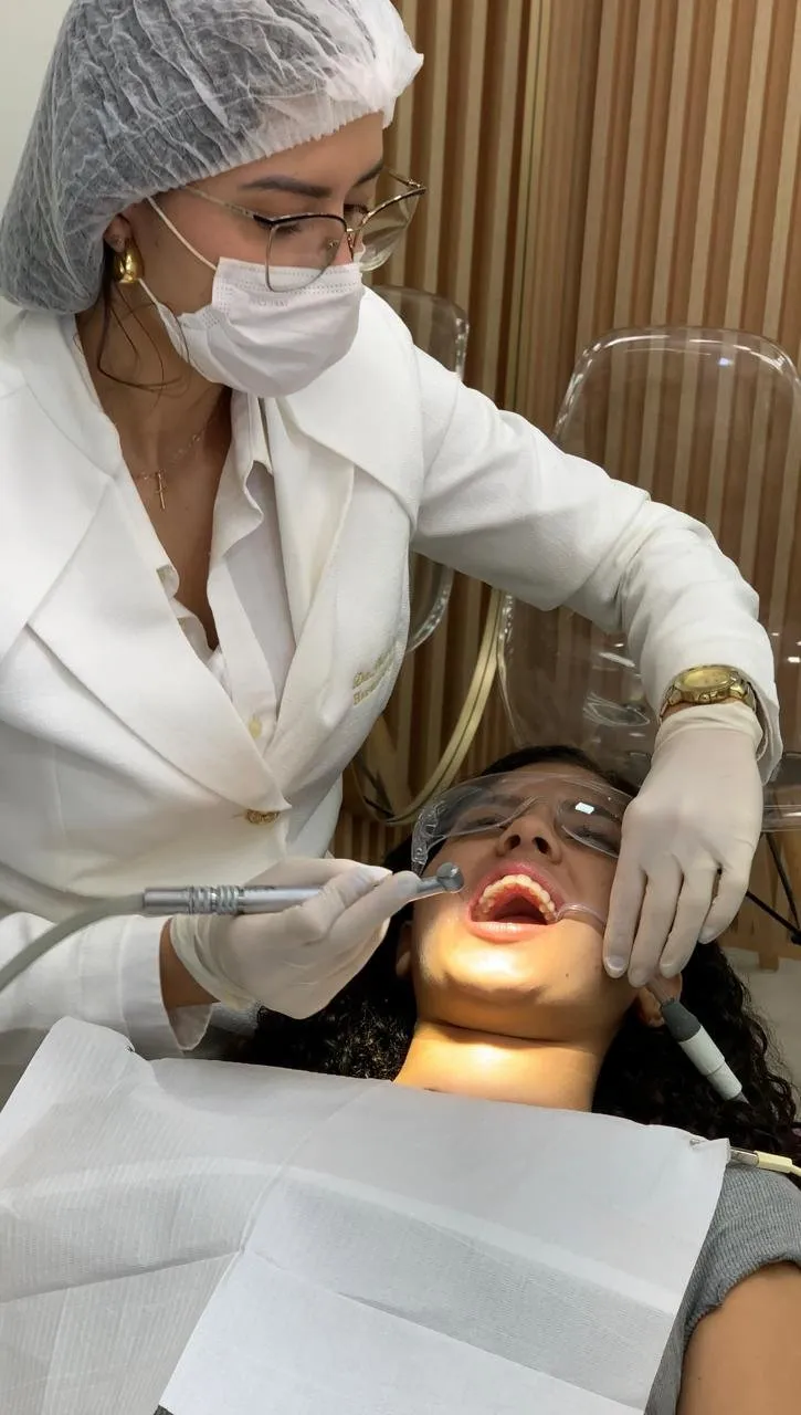 Dra. Paola realizando atendimento odontológico