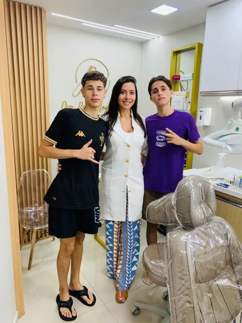 Dra. Paola com pacientes no consultório