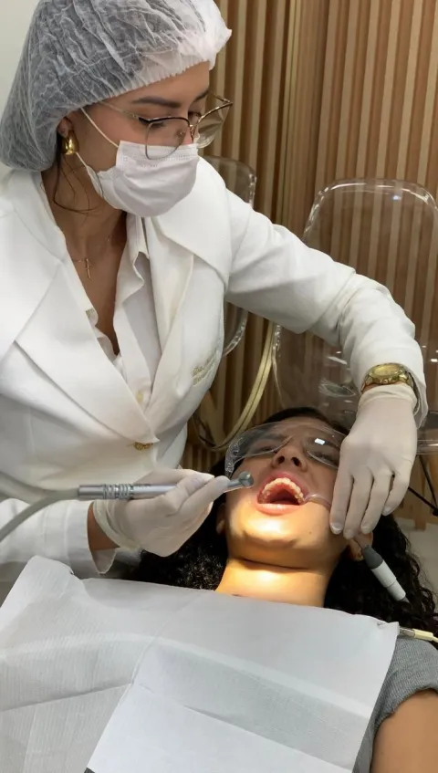 Atendimento odontológico realizado pela Dra. Paola